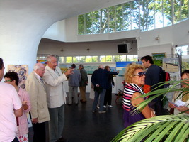 Visiteurs lors du Vernissage de l`exposition pierre regnier